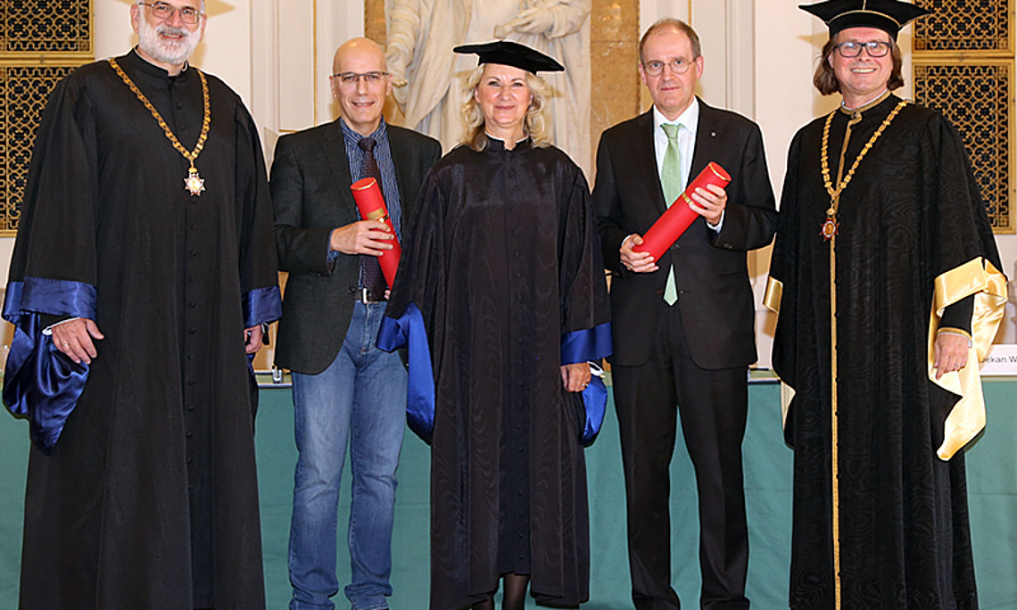 V.l.: Michael Walter, Dekan der Geisteswissenschaftlichen Fakultät, Ivan Parvev, Margit Reitbauer, Studiendekanin der Geisteswissenschaftlichen Fakultät, Jörg Rüpke, Rektor Martin Polaschek. Foto: Gasser