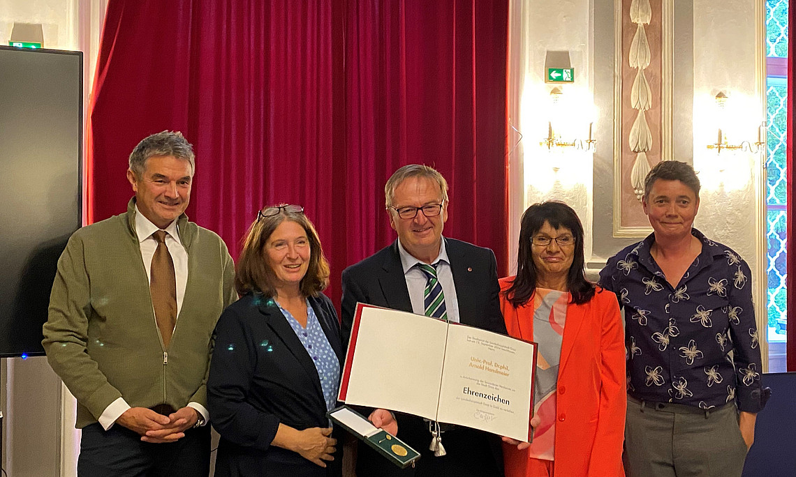 Bürgermeisterin Elke Kahr gratulierte herzlich, ebenso Vizerektor Joachim Reidl (li.) und Vizedekanin Astrid Veronig (re.) - Foto: Uni Graz/Pandey