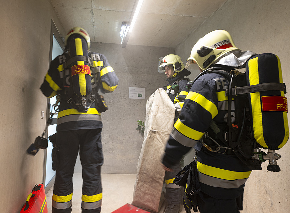 feuerwehrleute im innenraum ©Konstantinos Tzivanopoulos