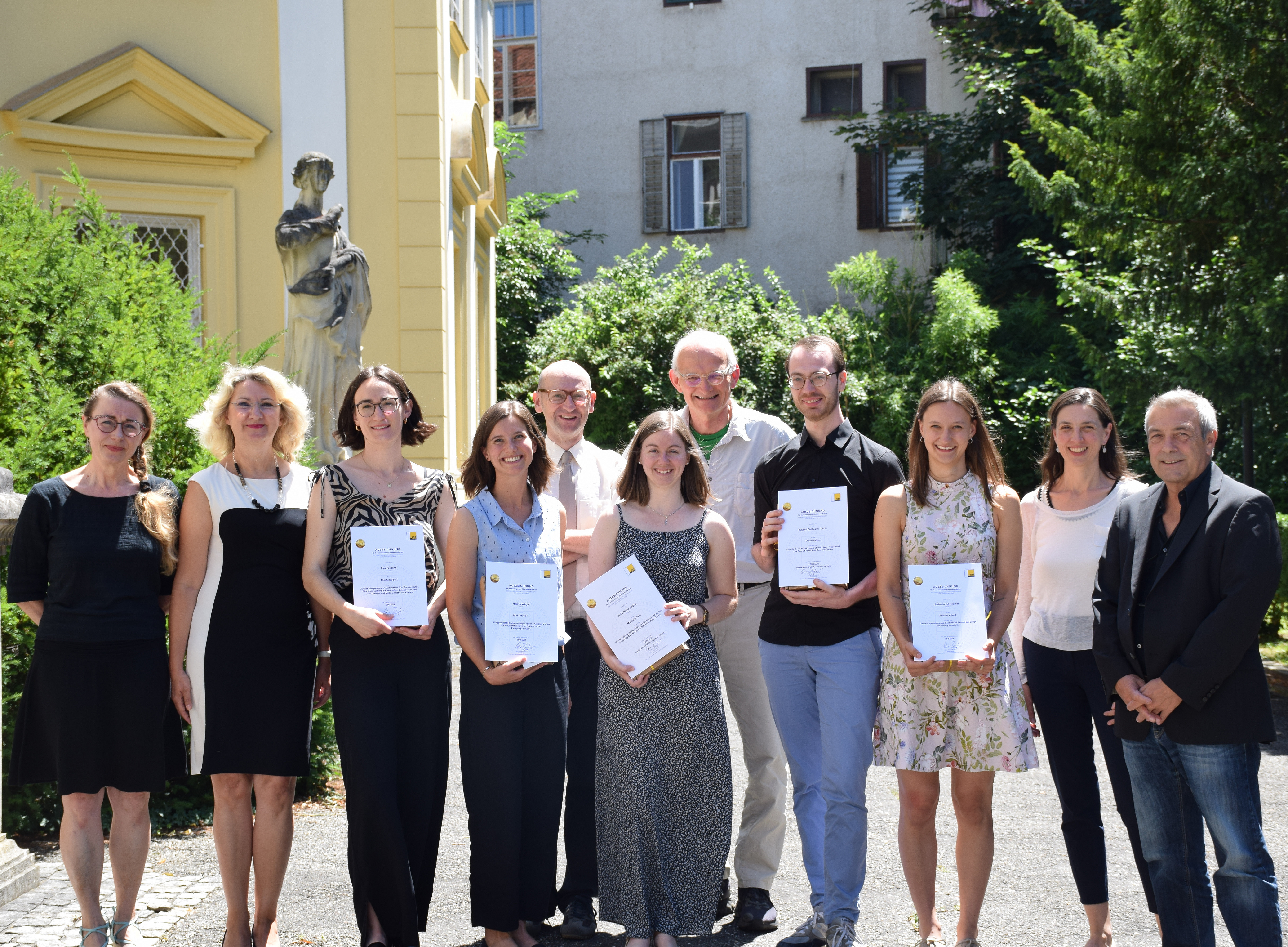 Gruppenfoto der Preisträger:innen mit Fakultätsleitung & Betreuer:innen 