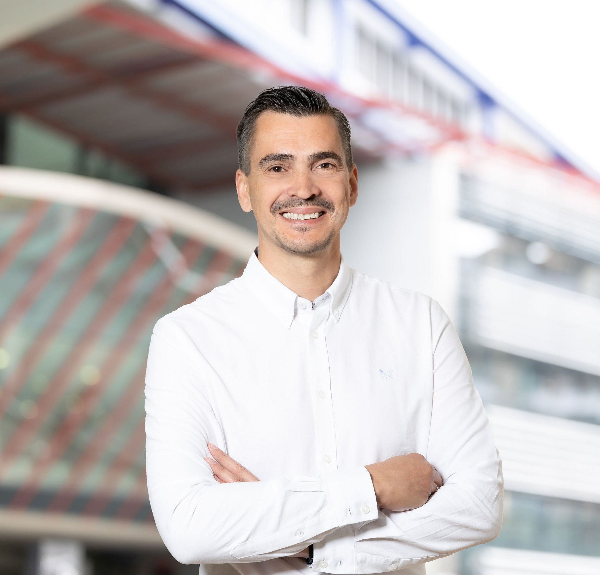 Porträtfoto zeigt Dr. Christian Hirt