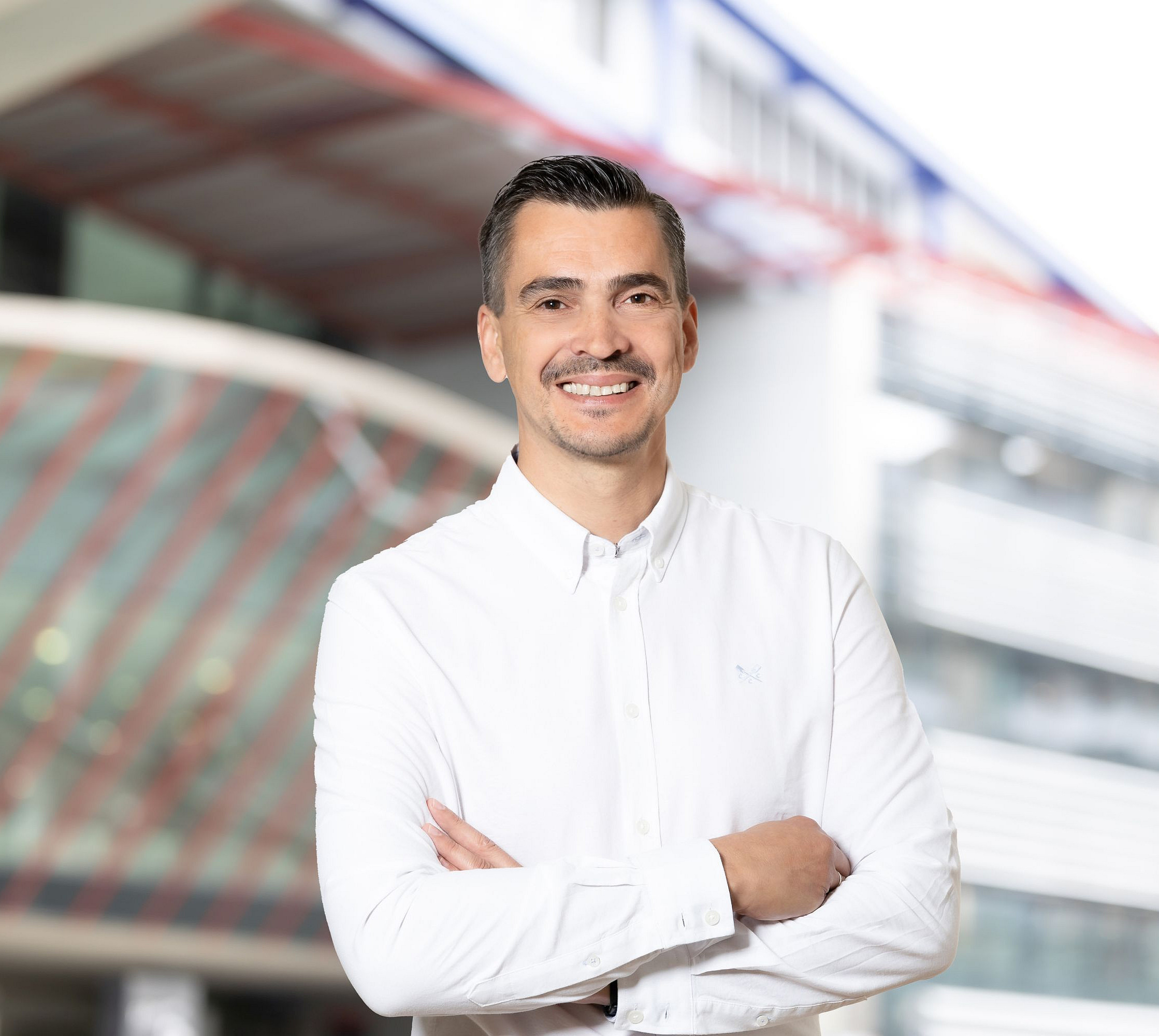Porträtbild zeigt Dr. Christian Hirt
