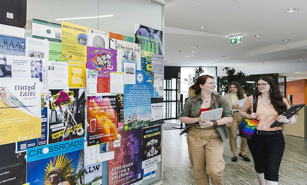 Studierende im Uni-Gebäude