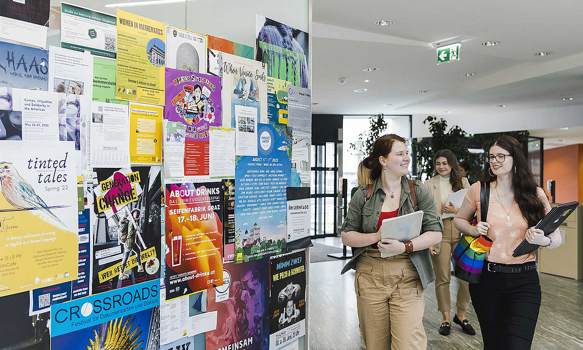 Studierende im Uni-Gebäude