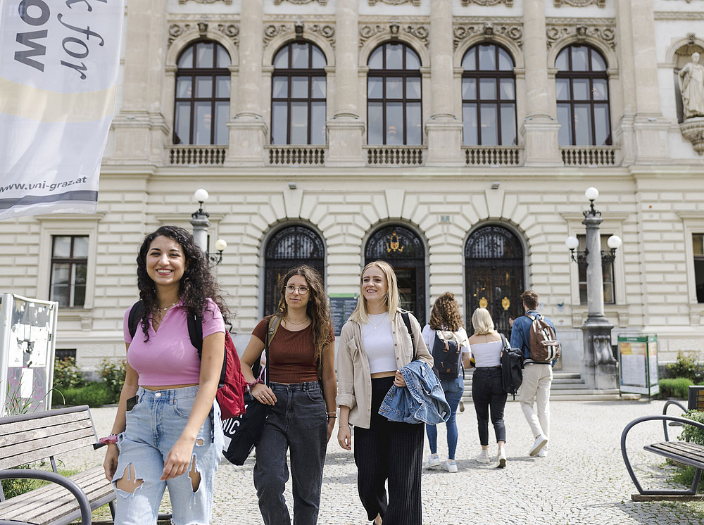 Studierende am Campus der Uni Graz ©Uni Graz/Kanizaj