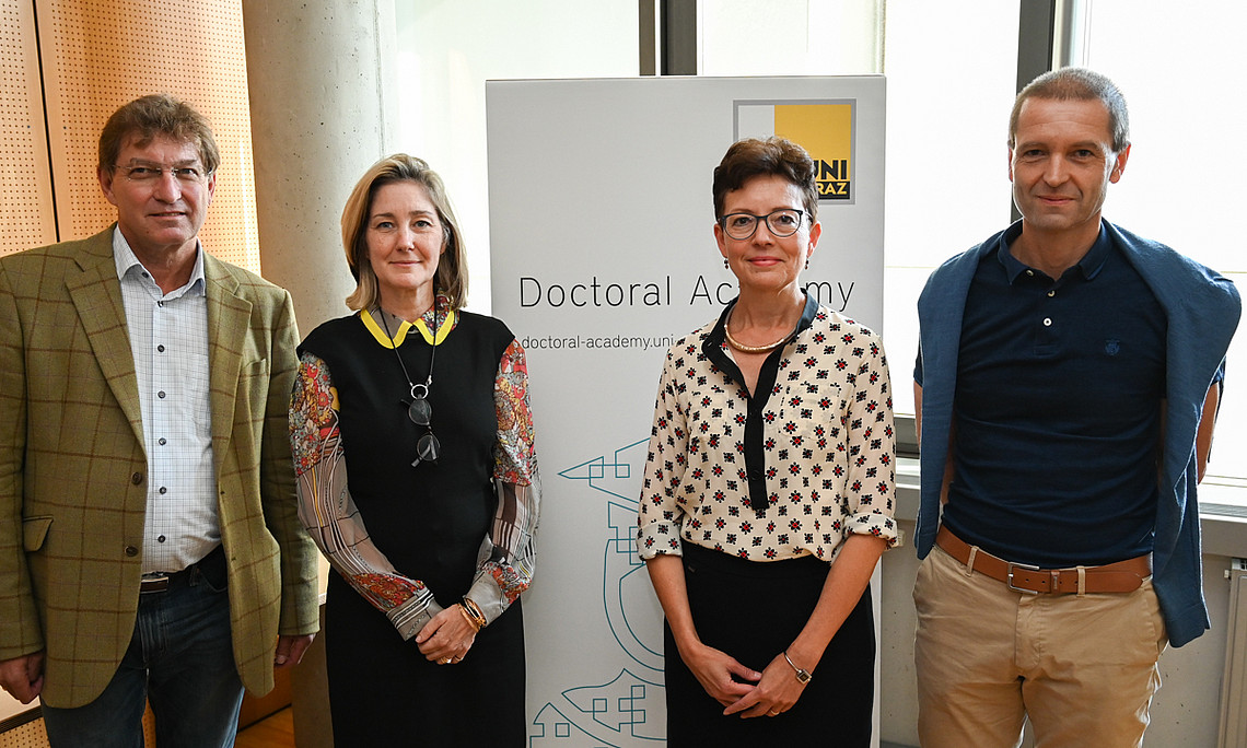 Peter Scherrer, Director der Academy, Vortragende Karina Prasad und Ellen Zechner sowie Forschungs-Vizerektor Christof Gattringer (v.l.). Foto: Uni Graz/Tzivanopoulos