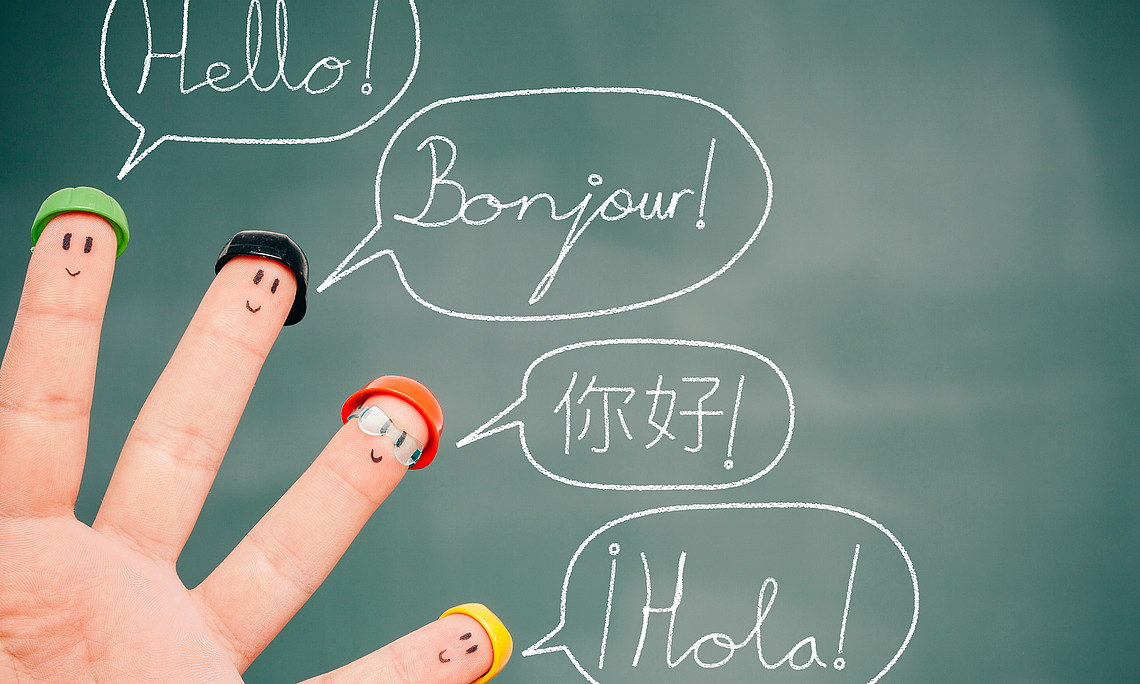 Finger mit aufgemalten Gesichtern und Sprechblasen