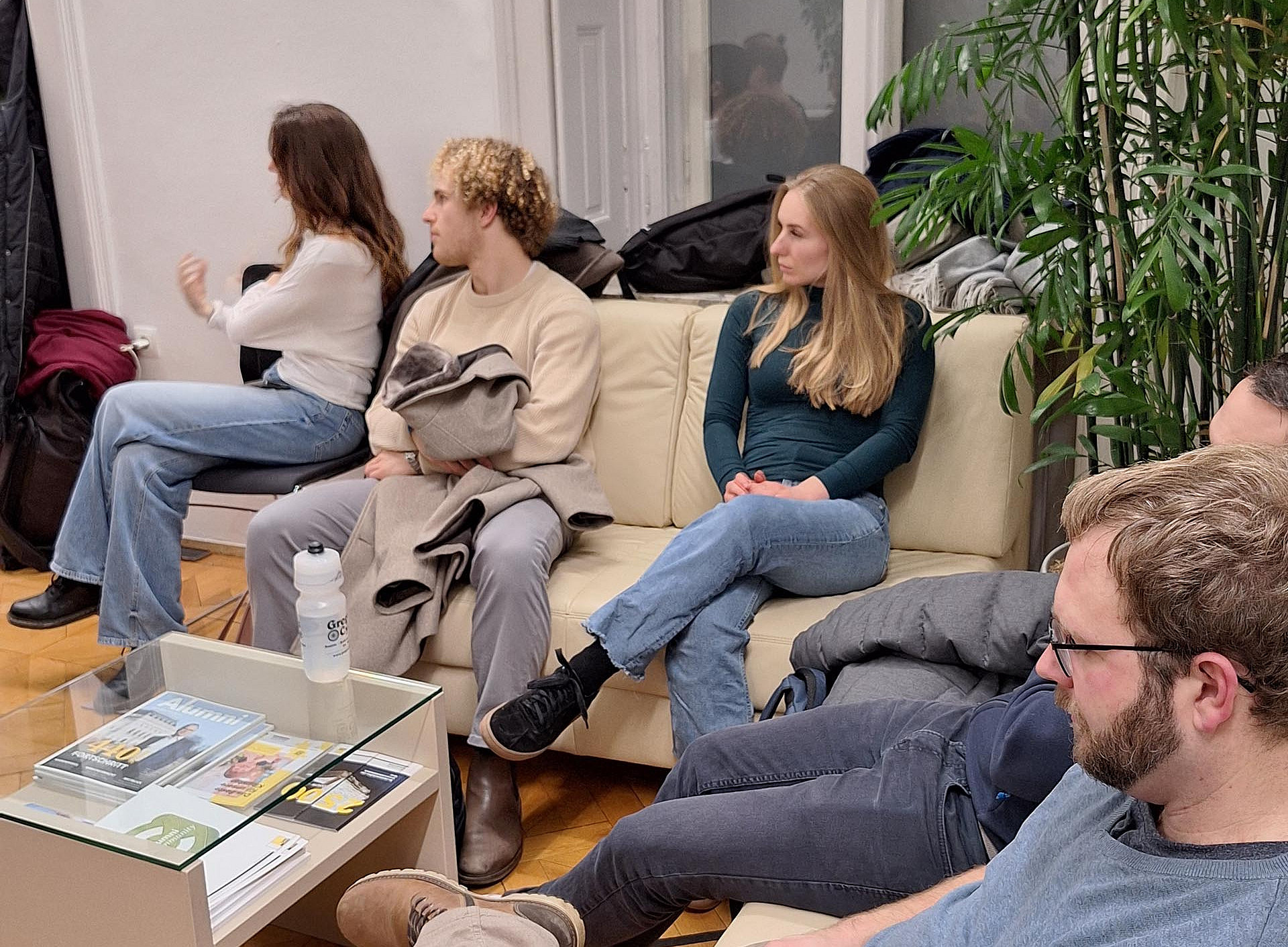 5 Personen auf 2 Couches ©Uni Graz/Martina Mayer-Krauss