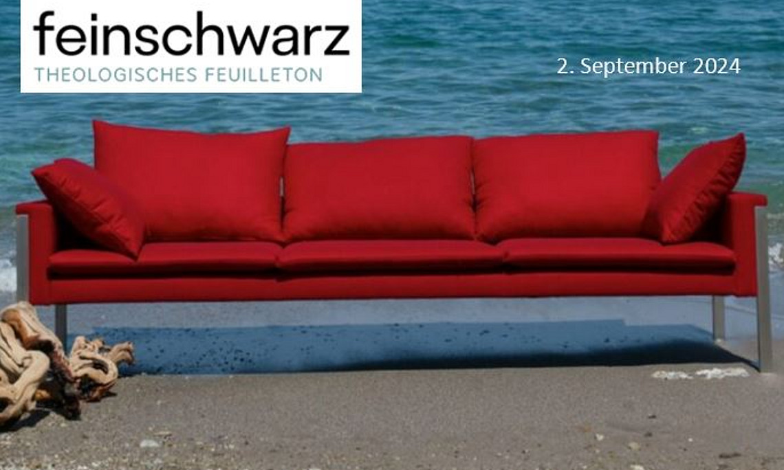 Rotes Sofa am Meer
