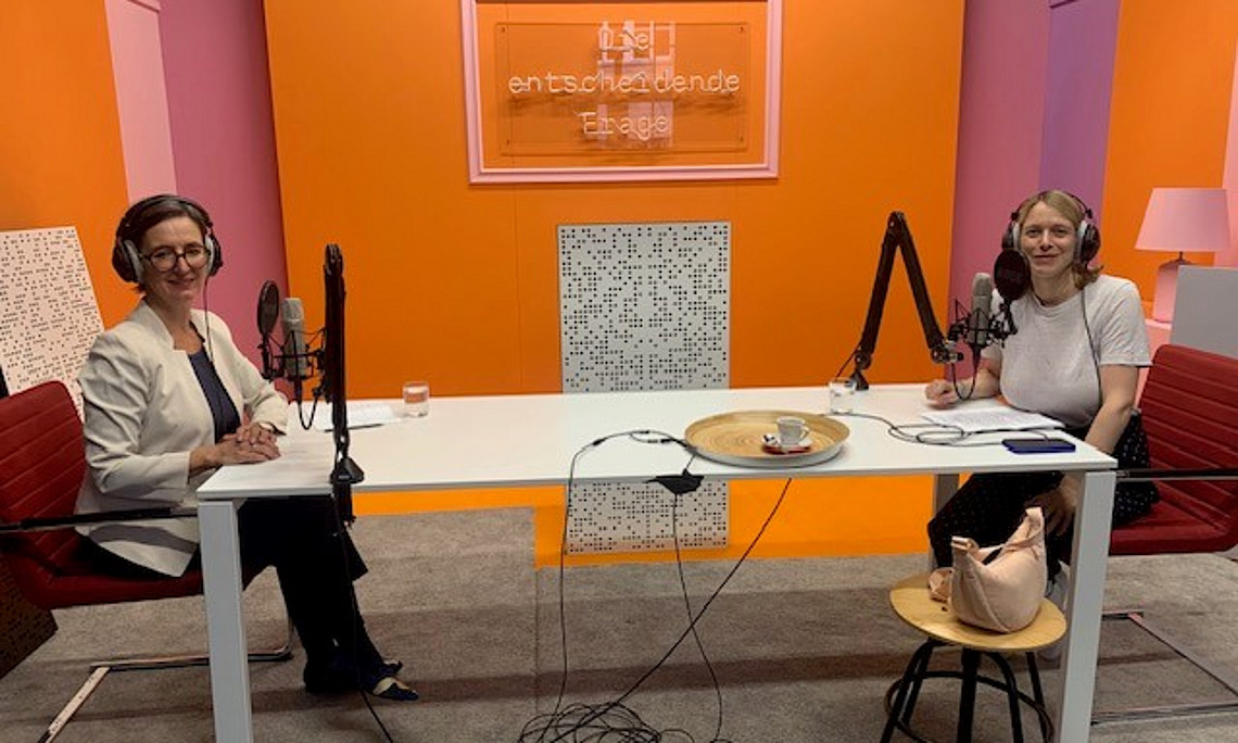 Barbara Stelzl-Marx und Mariella Gittler im Tonstudio
