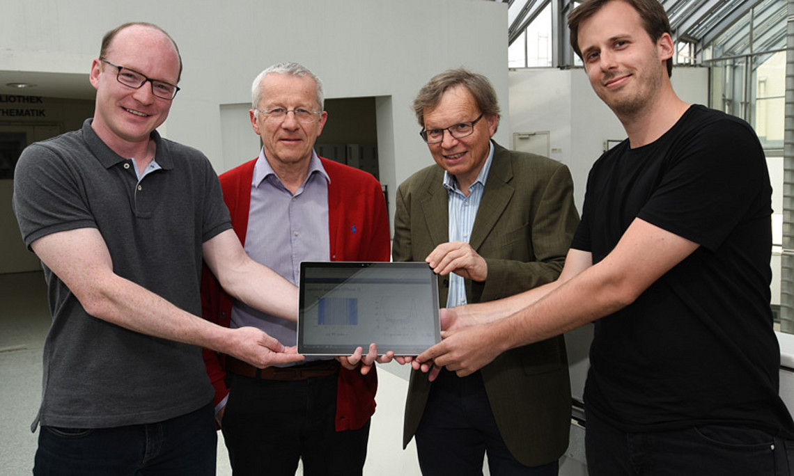 Armin Rund, Karl Kunisch, Rudolf Stollberger und Christoph Aigner (v.l.) erreichten beim Wettbewerb „simultaneous multiple slice imaging" der Internationalen Gesellschaft für Magnetresonanz in der Medizin den ersten Platz. Foto: Uni Graz/Tzivanopoulos