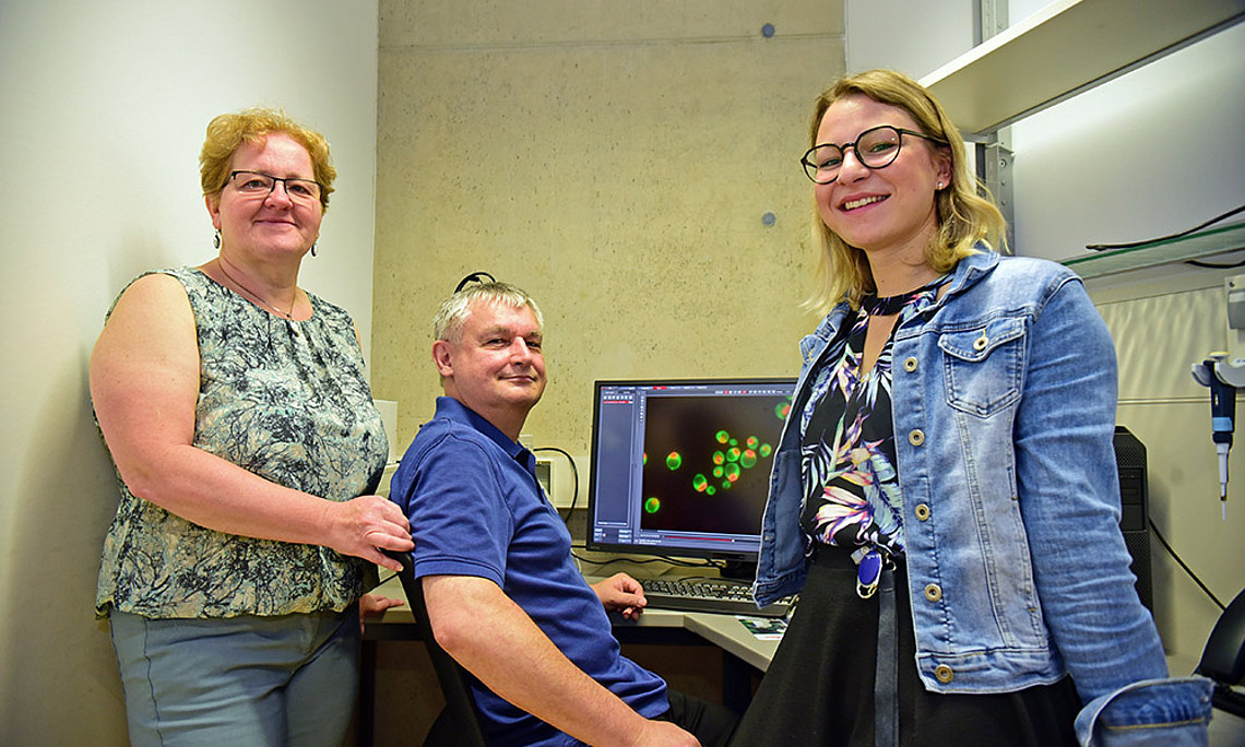 Neuen Tumor-Blockern auf der Spur: Helmut Bergler mit seinen Kolleginnen Gertrude Zisser und Lisa Kofler. Foto: Uni Graz/Tzivanopoulos