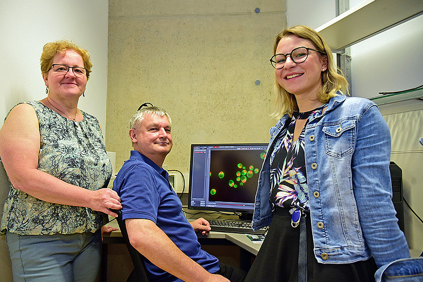 Neuen Tumor-Blockern auf der Spur: Helmut Bergler mit seinen Kolleginnen Gertrude Zisser und Lisa Kofler. Foto: Uni Graz/Tzivanopoulos