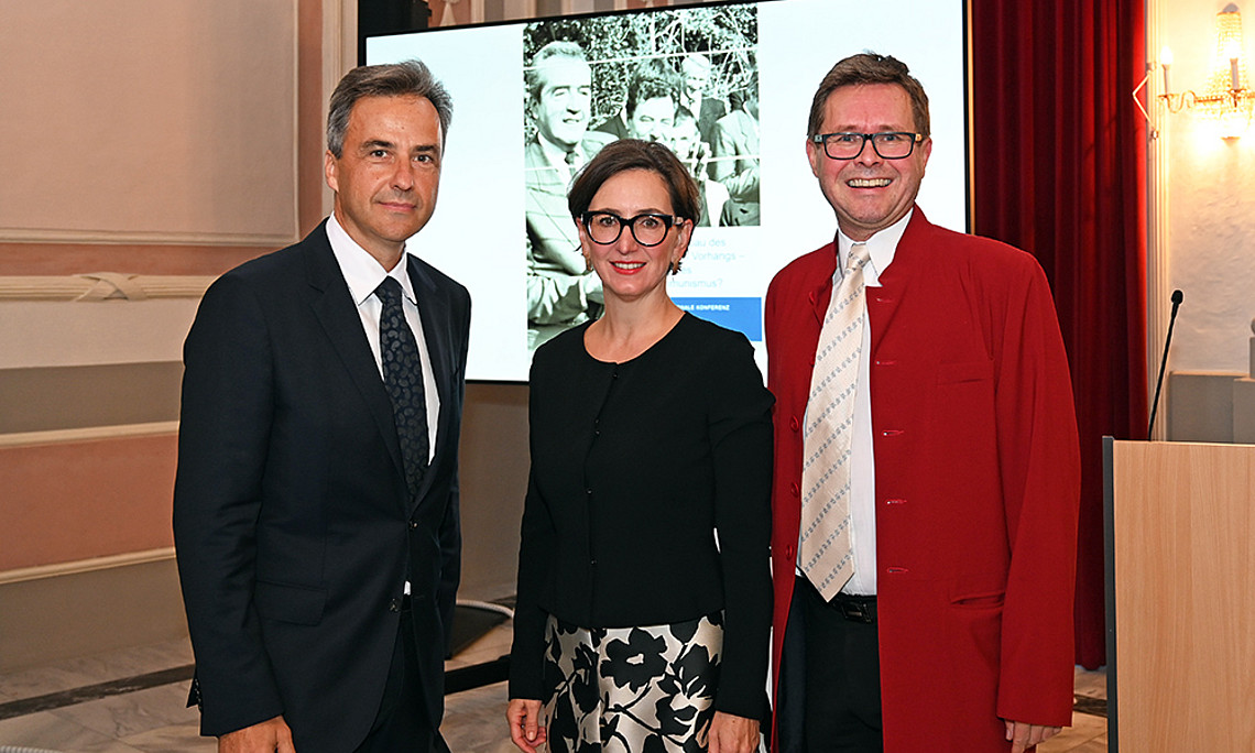 Gemeinsames Aufarbeiten der Geschichte: Siegfried Nagl, Barbara Stelzl-Marx, Martin Polaschek; Foto: Uni Graz/Eklaude