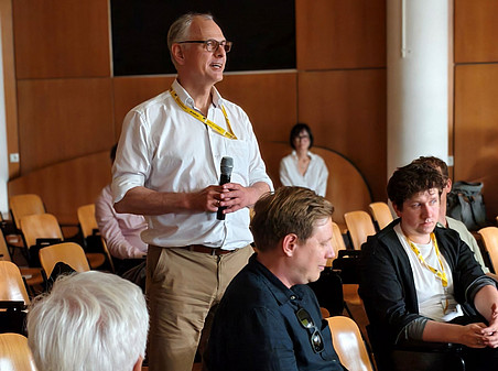 Keynotespeaker Sven Kramer stellt eine Frage ©Joel Högl