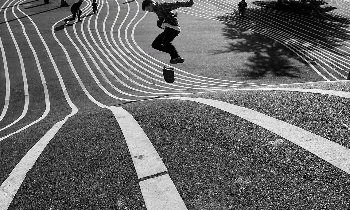 Dynamischer Skateboarder