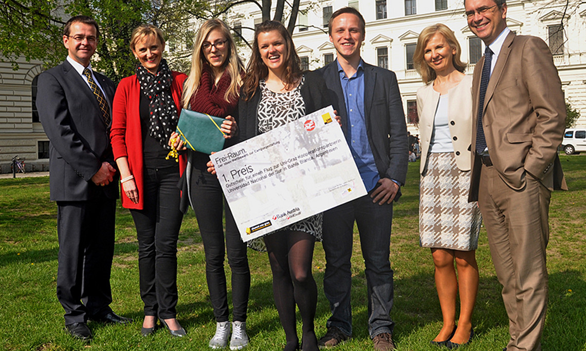 Finale des Ideenwettbewerbs zur Campusgestaltung der Uni Graz: Bernd Mathy (Bank Austria), Beatrice Weinelt (alumni UNI graz), Frei-Raum-Zweitplatzierte Ricarda Reicher, Frei-Raum-Gewinnerin Stefanie Salzmann, ÖH-Vorsitzender Sanel Omerovic Ingeborg Ible