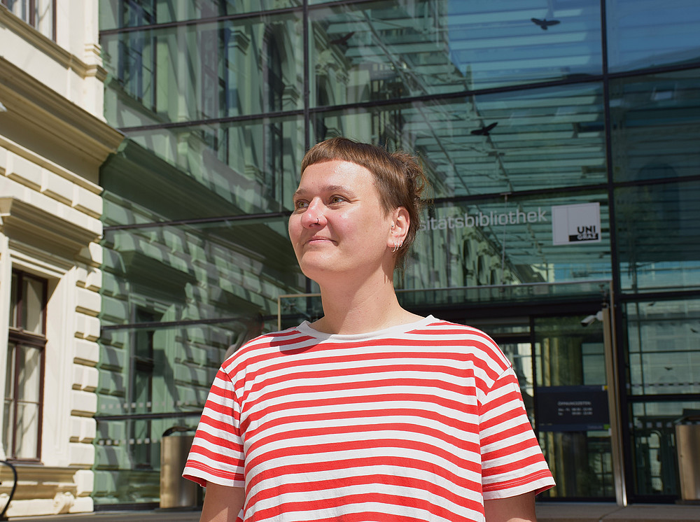 Hanna Stein vor der Uni-Bibliothek in Graz 