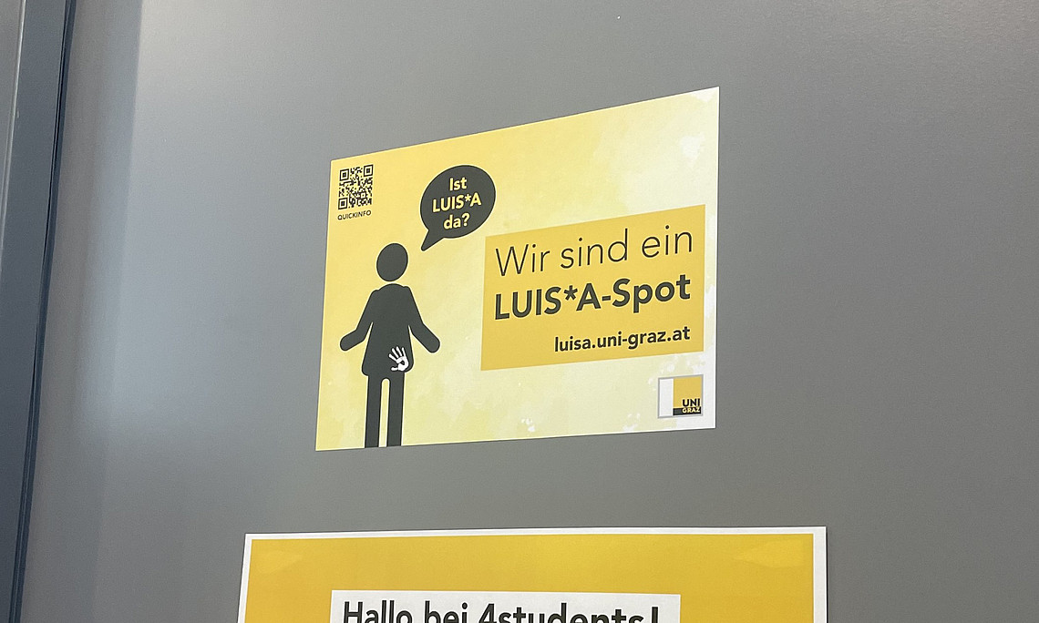 LUIS*A-Schild in Gelb auf grauem Grund 