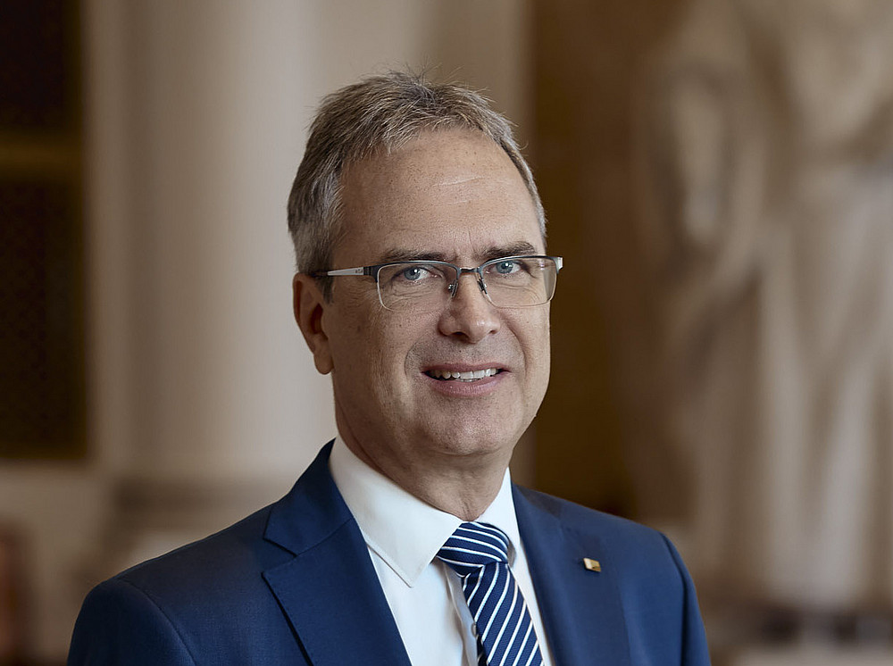 Peter Riedler in the portrait photo in the auditorium of the main building ©Uni Graz/Tzivanopoulos