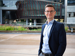 Der Universitätsassistent Lukas Liebenberger steht vor dem Resowi-Zentrum ©Uni Graz/Radlinger