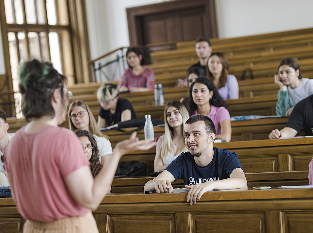 Studierende sitzen in einem Hörsaal der Uni Graz und hören einer Vortragenden zu ©Uni Graz/Kanizaj