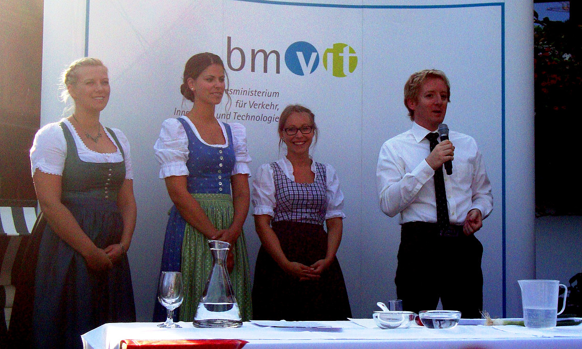 Das Geschmackslabor kredenzte beim Forum Alpbach Raffinessen aus der Molekularen Küche: Anneliese Erhart, Alexandra Schönegger, Nadine Kemeter, Fritz Treiber (v.l.) Fotos: Uni Graz/Schweiger