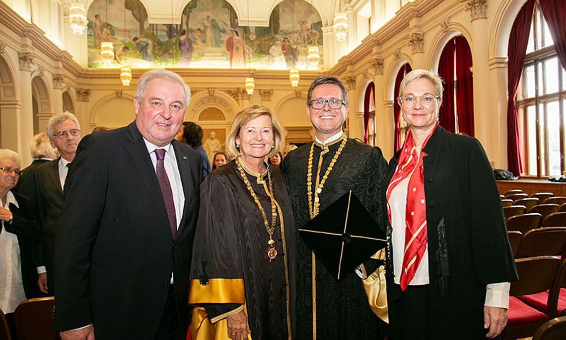 Landeshauptmann Hermann Schützenhöfer, Rektorin a.D. Christa Neuper, Rektor Martin Polaschek und Vorsitzende des Universitätsrats, Caroline List. Foto: Uni Graz/Frankl. 