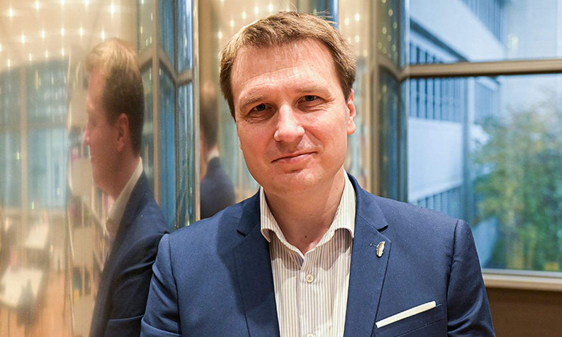 Benedikt Harzl nimmt in einer Sonderausgabe der Podcast-Gesprächsreihe "HörSaal" aktuelle Einschätzungen zur Lage in Belarus vor und erklärt auch, warum die Proteste jetzt gerade besonders langanhaltend und heftig sind. Foto: Uni Graz/Tzivanopoulos. 