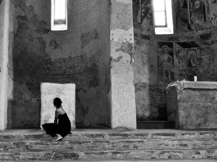 sitzende Frau auf Steinstufe in Kirche, SW-Foto von SAbine Zgraggen ©Sabine Zgraggen