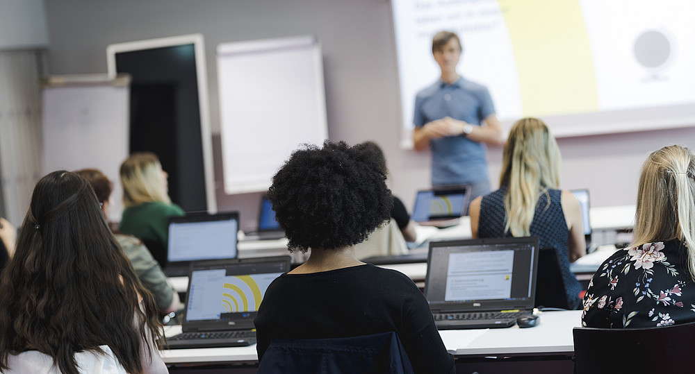 Personen im Hörsaal ©Uni Graz/Kanizaj