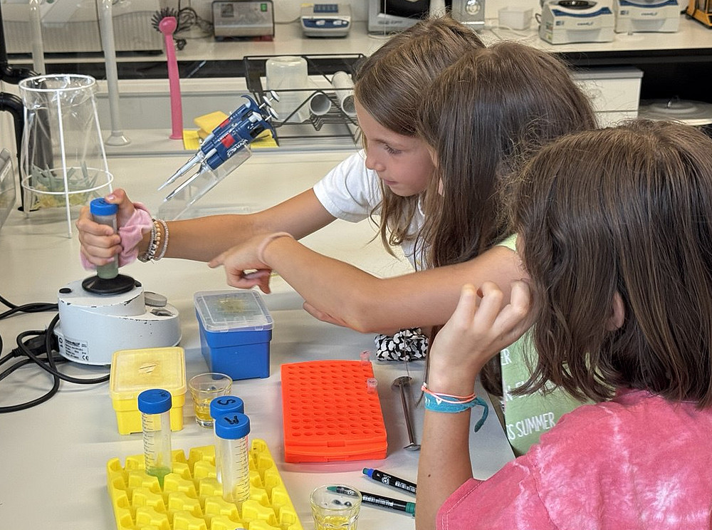 Kids beim Arbeiten im Offenen Labor Graz ©Die 7. Fakultät