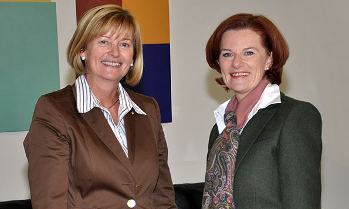 Rektorinnen im Gespräch: Christa Neuper, Uni Graz, und Elgrid Messner, PH Steiermark (v.l.)