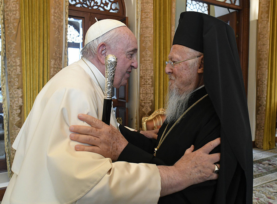 Papst Franziskus umart den Ökumenischen Patriarchen Bartholomaios ©Vatican Media