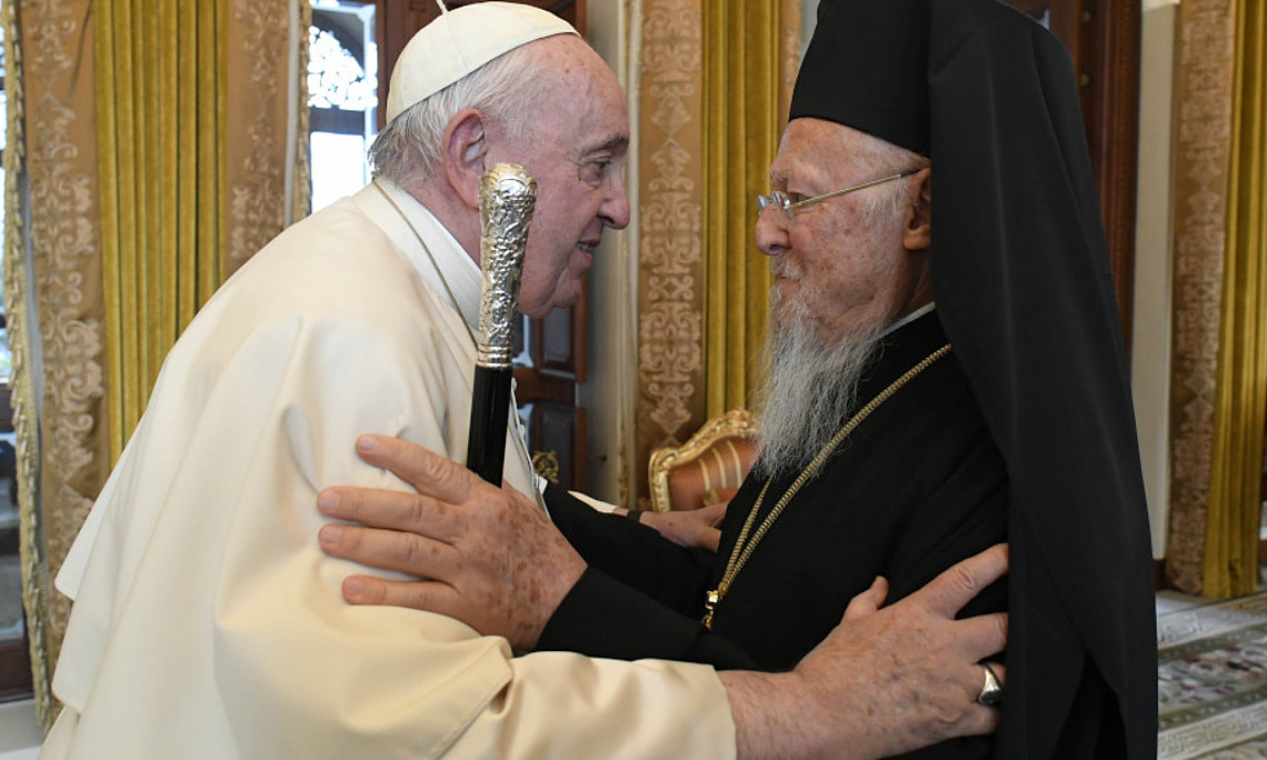 Papst Franziskus umart den Ökumenischen Patriarchen Bartholomaios