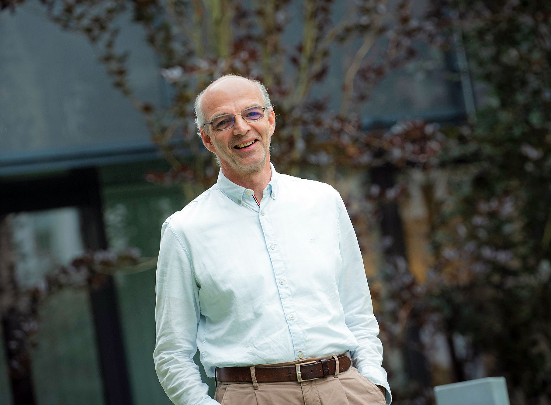 Theologe Peter Ebenbauer vor dem Universitätszentrum Theologie ©Uni Graz/Tzivanopoulos