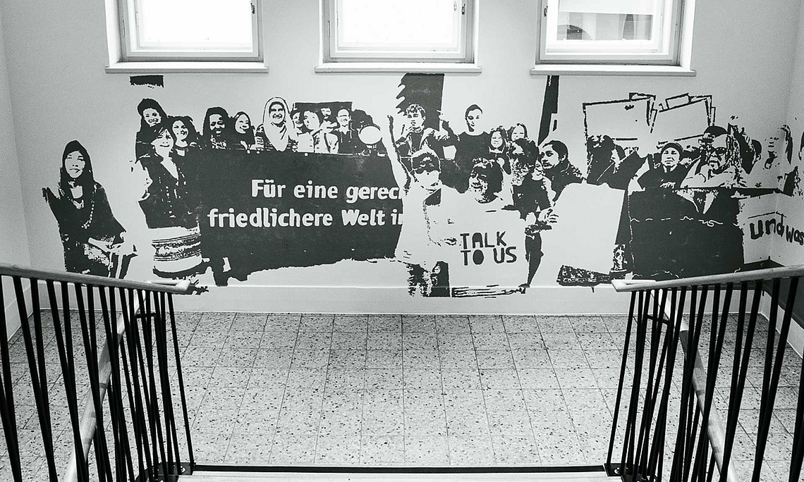 Blick auf das Das Kunstwerk mit dem Namen "Weil es so viele sind" im Stiegenhaus des unicorn 