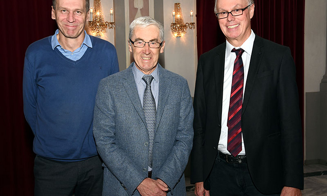 Vortragender Paul De Grauwe (Mitte) mit Richard Sturn (r.), Vorsitzender der Grazer Schumpeter Gesellschaft (GSG), und Christian Gehrke, Schriftführer der GSG. Foto: Uni Graz/Pichler