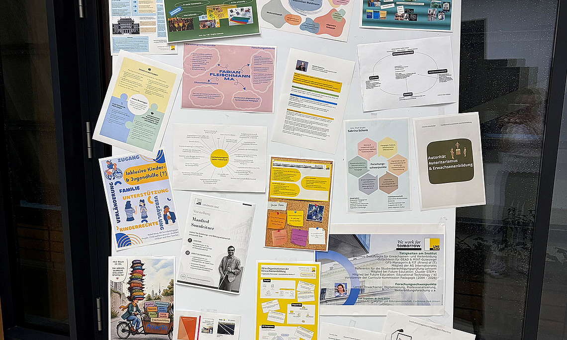 eine Sammlung bunter Plakate auf einem Aufsteller