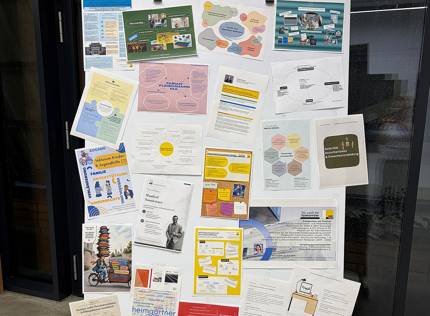 eine Sammlung bunter Plakate auf einem Aufsteller ©Uni Graz/Braunegger