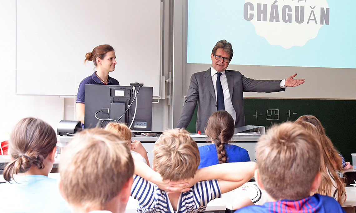 Minister Martin Polaschek mit Kindern im Chinesisch-Kurs
