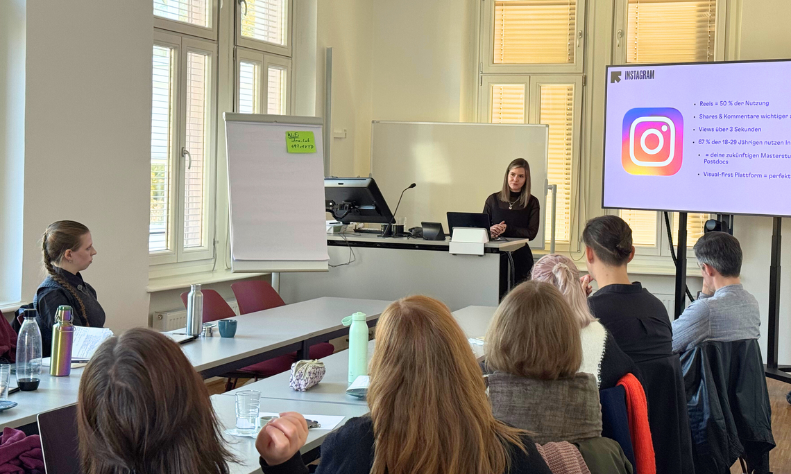 Kathrin Hiller (KPTN Marketing) führt die Teilnehmer:innen durch den Workshop