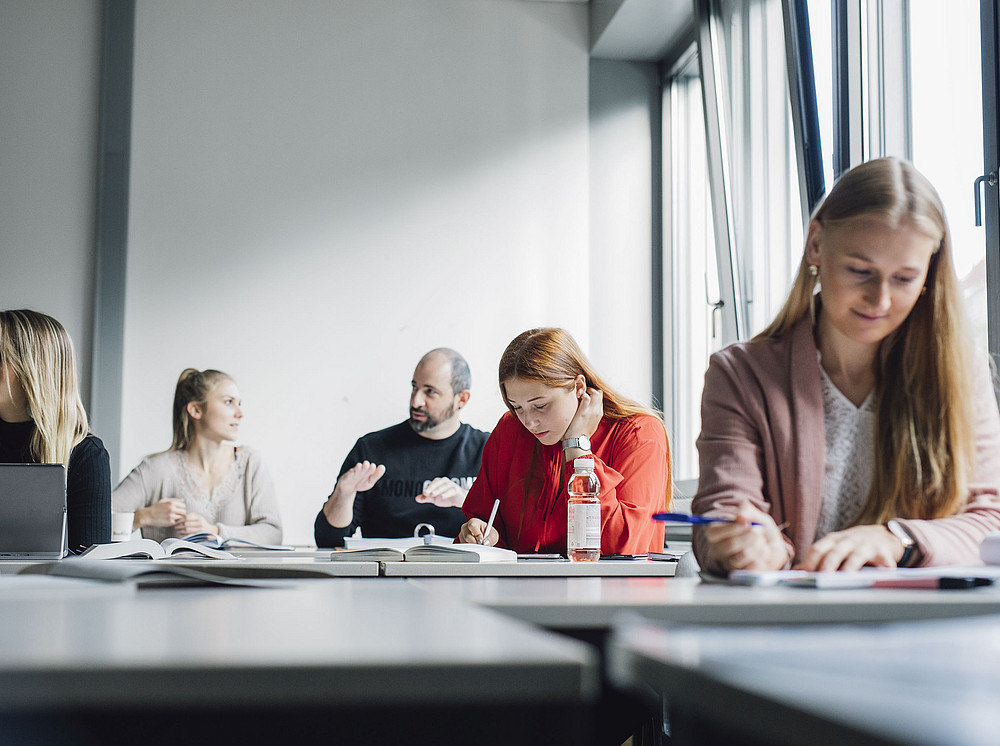 Studierende in einem Seminarraum der Uni Graz symbolisieren Doktoratsprogramme mit Schwerpunkt Südosteuropa ©Uni Graz/Kanizaj