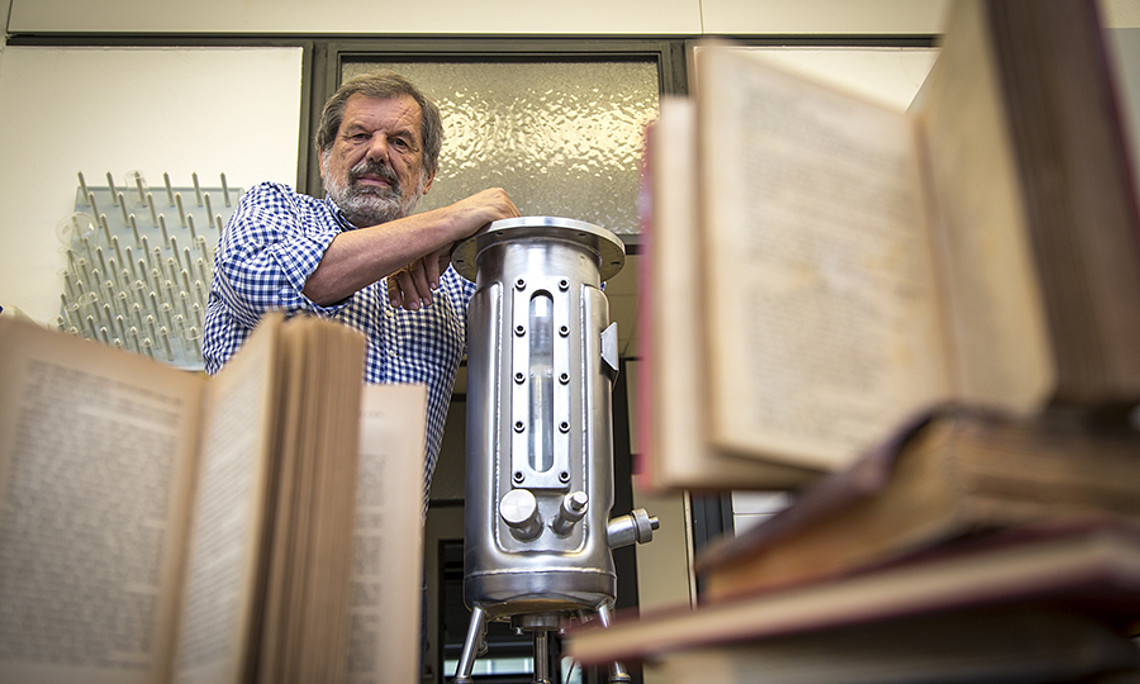 Volker Ribitsch mit dem Prototyp der Anlage, die dank eines nanotechnologischen Verfahrens Papier vor dem Zerfall bewahrt. Foto: Uni Graz/Lunghammer 