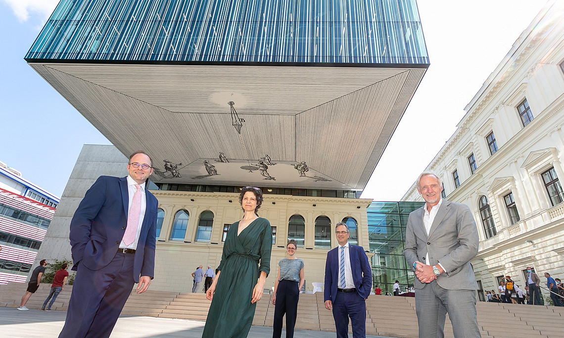 Das Kunstwerk am Unterbau des UB-Gebäudes wurde am 14. September feierlich eröffnet. Maximilian Pammer, Leiter Unternehmensbereich Universitäten BIG, Anna Artaker, Künstlerin, Hannah Bruckmüller, Kunsthistorikerin, Peter Riedler, Vizerektor Universität Graz und Günter Riegler, Stadtrat Graz. Foto: BIG ART/Robert Frankl