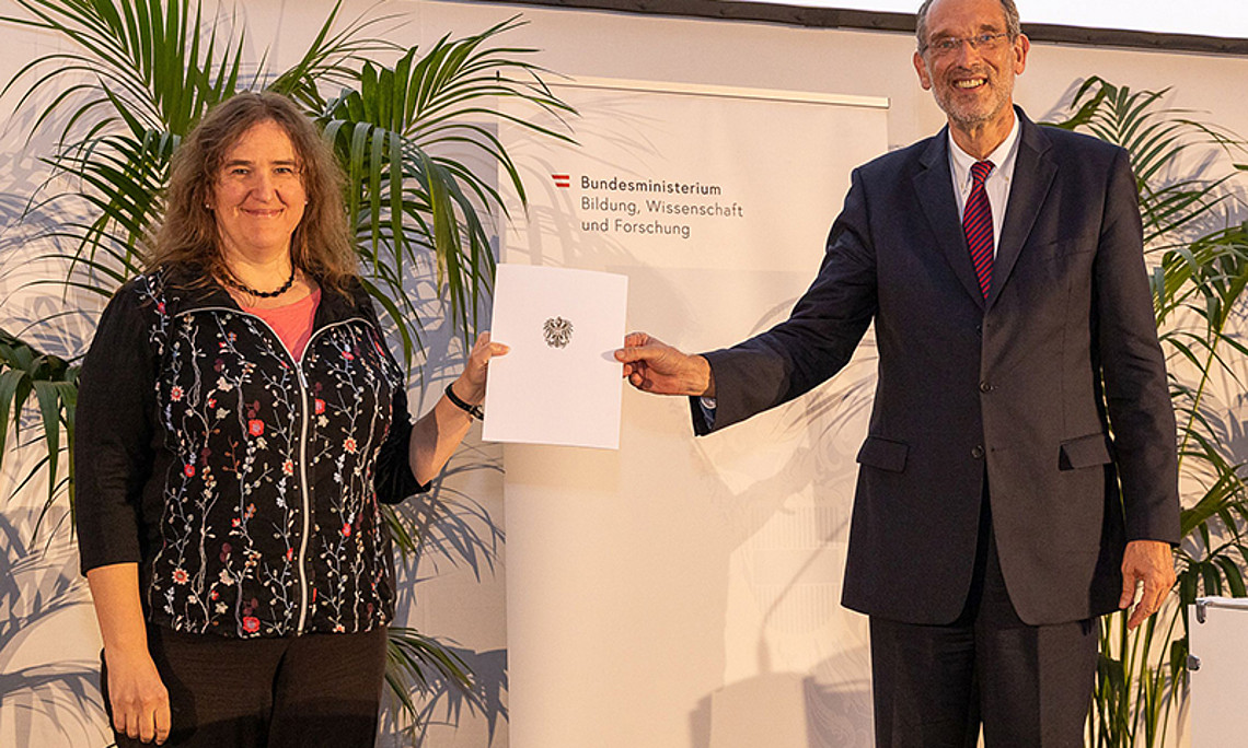 Die Historikerin Monika Stromberger erreichte einen Shortlist-Platz für den Ars Docendi 2020. Minister Heinz Faßmann überreichte ihr die dafür vorgesehene Urkunde. Foto: BMBWF/Martin Lusser. 