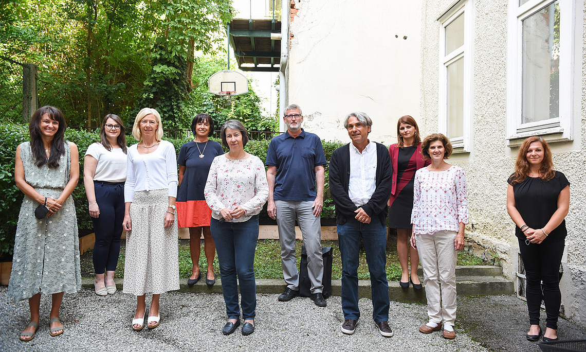 Das Team des Forschungszentrums Inklusive Bildung hat zusammen mit ihren PartnerInnen einen MOOC gestaltet. Urbi-Dekan Rudolf Egger (4.v.r.) besuchte die neuen Räumlichkeiten des Zentrums in der Strassoldogasse. Foto: Uni Graz/Schweiger