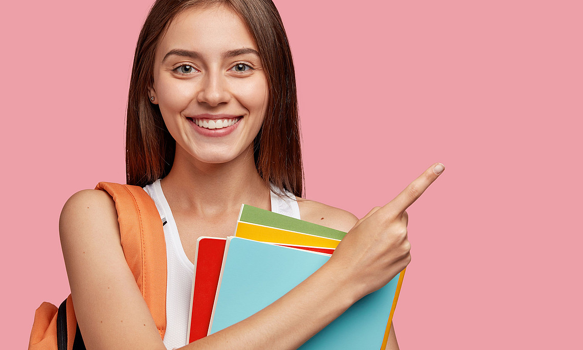 Studiobild einer Frau mit Strahlendem Lächlen