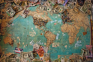 Weltkarte mit Geldscheinen ©Christine Roy l Unsplash