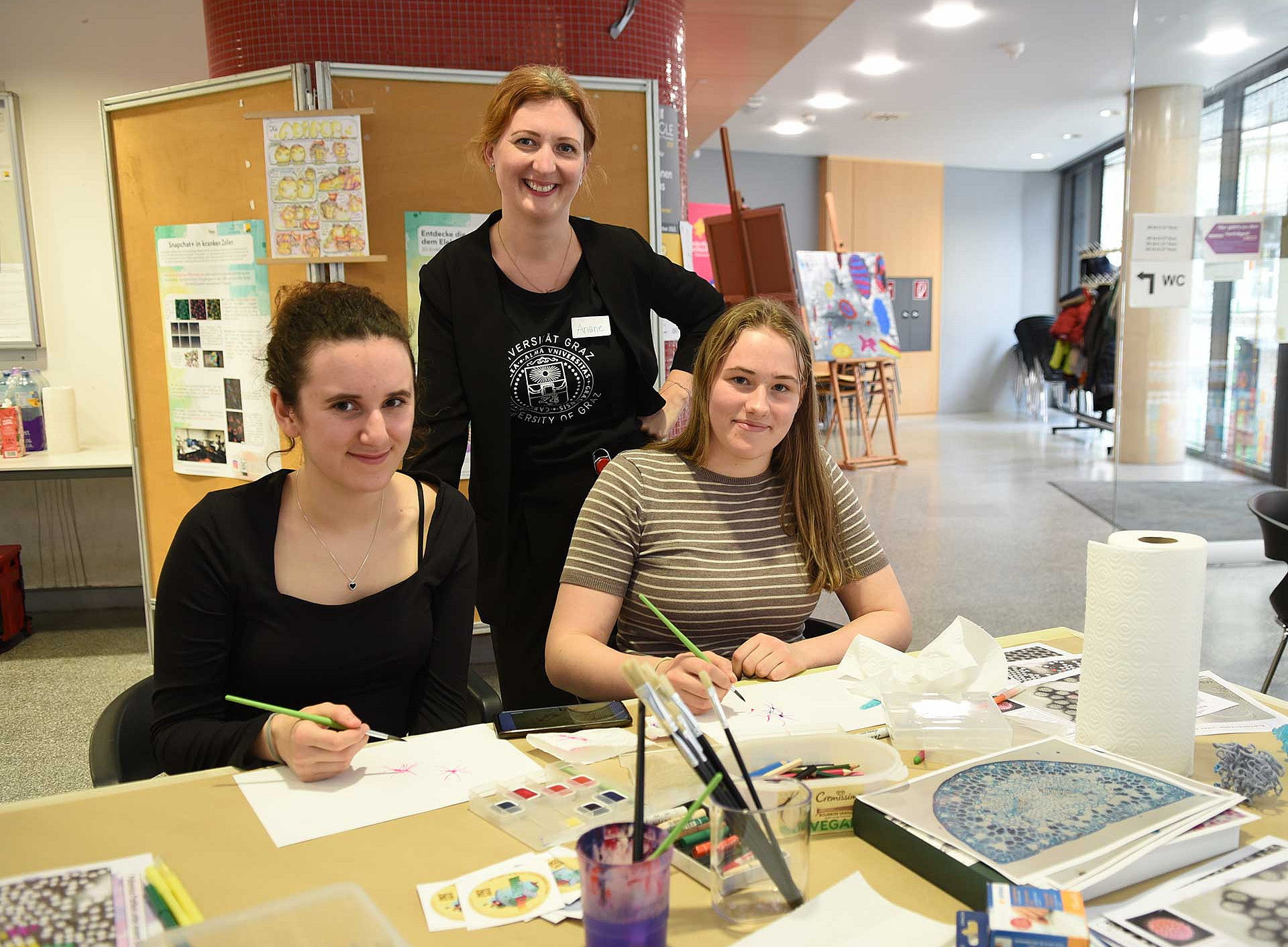 Ariane Pessentheiner (Mitte) mit Schülerinnen des Akademischne Gymnasiums Graz. Fotos: Uni Graz/Schweiger 